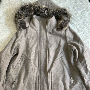 Removable Faux fur hood wool coat zipper buttons pockets lined worn once
